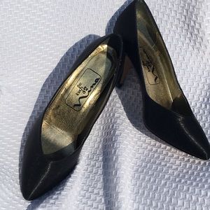 Size 7 M Black Heals by the Touch of Nina